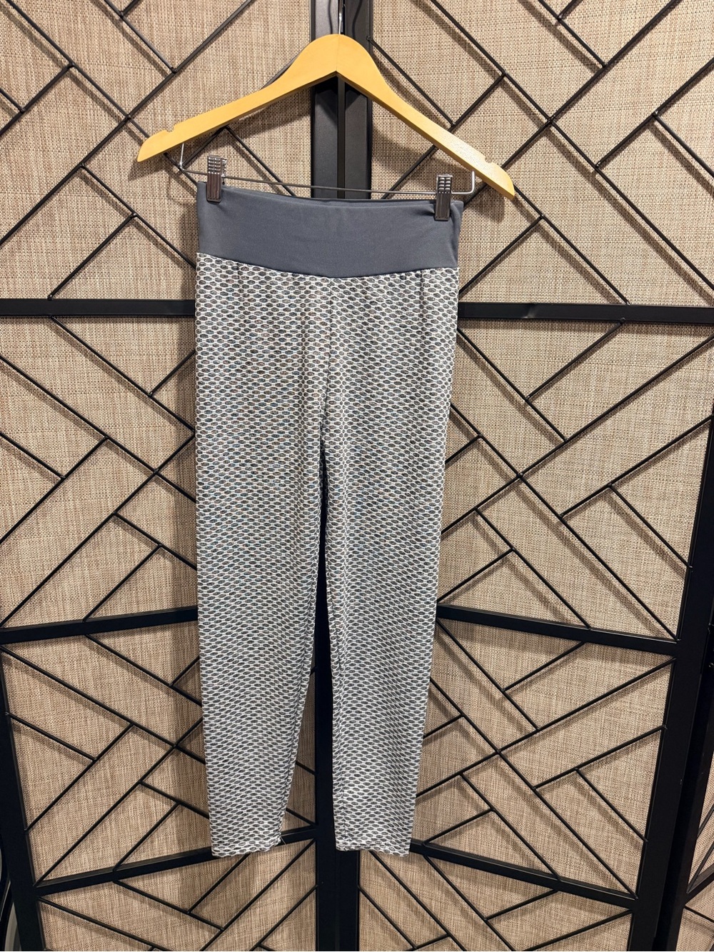 Ruched Butt Lifting High-Rise Textured Leggings in Gray - M